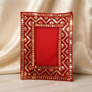 श्रीनाथजी फ्रेम के लिए चिट्राजी वस्त्र – जरदोशी पैटर्न एवं मखमली बॉर्डर के साथ