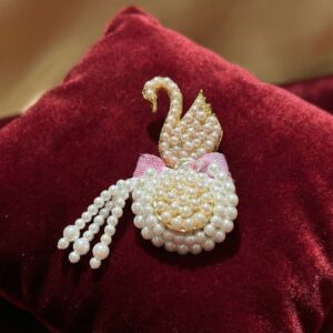 वल्लभ राजसी रजत पाग मुकुट – कॉटन गुलाबी पाग एवं मोती जड़ित मोर अलंकार सहित